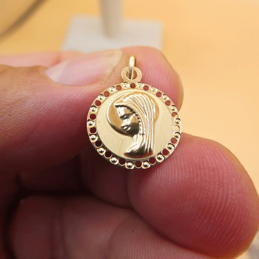 Medalla de la Virgen Niña en Oro (14k gold) Round 0.6" - Image 5