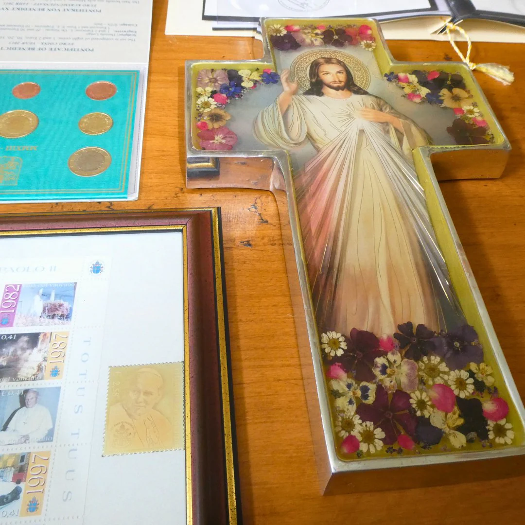 Divine Mercy Grand Wall Cross w/ Pressed Flowers 11" - Image 6