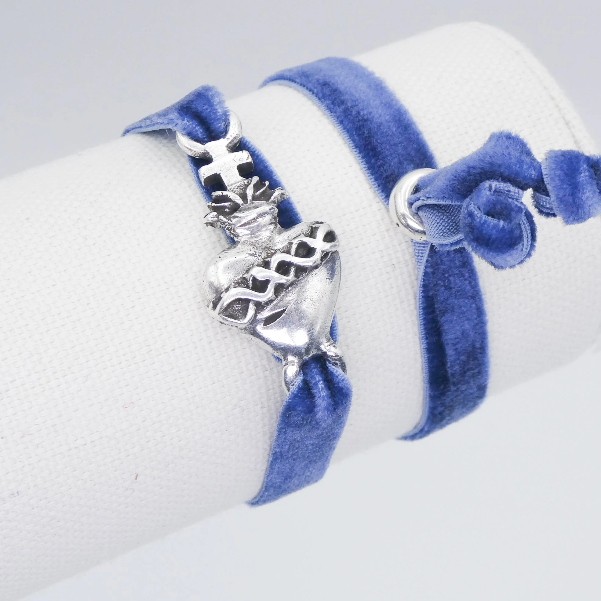 Silver-Plated Sacred Heart (Detente) Shaped Velvet Bracelet 7.5-inch - Image 4