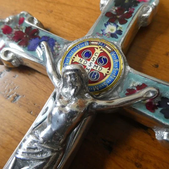 Baroque Wall Small Crucifix w/ Pressed Flowers & St. Benedict Medal 7.5" - Image 4