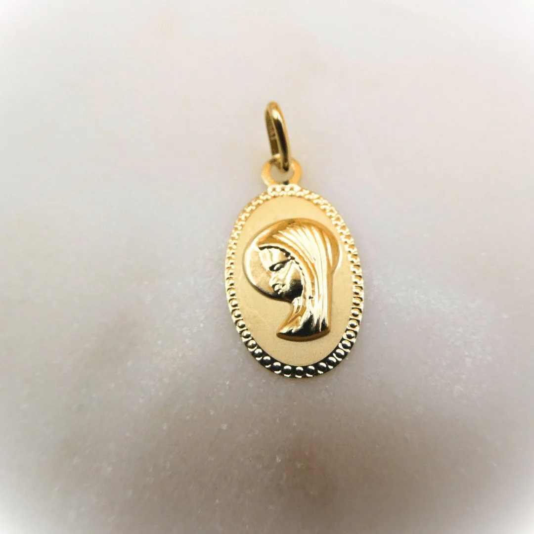 Medalla de la Virgen Niña en Oro (14k Gold) Oval 0.4" x 0.8" - Image 4